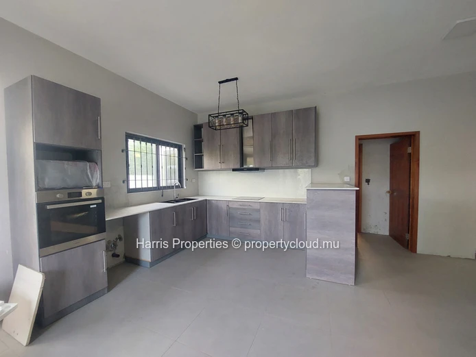 Brand-new modern villa for sale in the heart of Pereybere