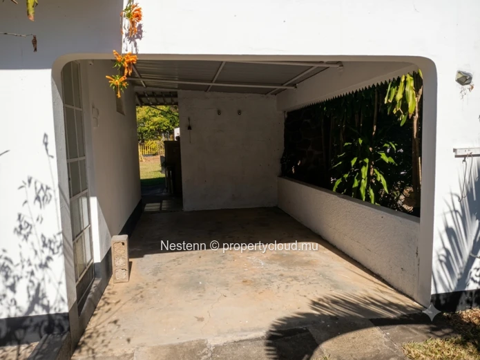 Villa traditionnelle avec 1 chambre, piscine privée, garage et grand jardin. Nécessite des travaux de rénovation. Pro...
