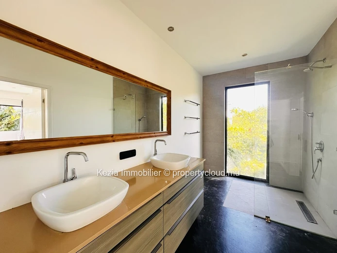 Contemporary Villa In The Heart Of An Exceptional Garden
