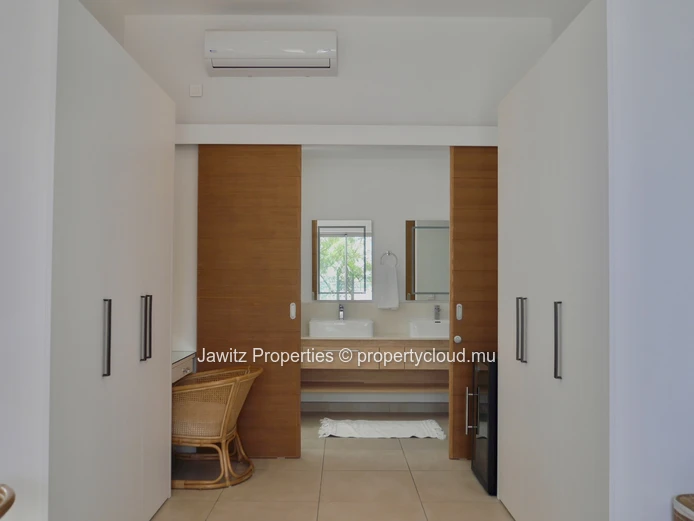 Beachfront Penthouse Grand Gaube - 3 bedrooms - 200sqm | Rs 180,000