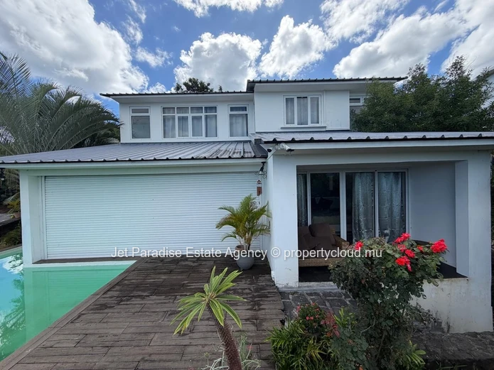 Modern Villa of 4 Bedrooms and pool