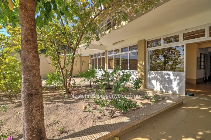 Seafront commercial property 