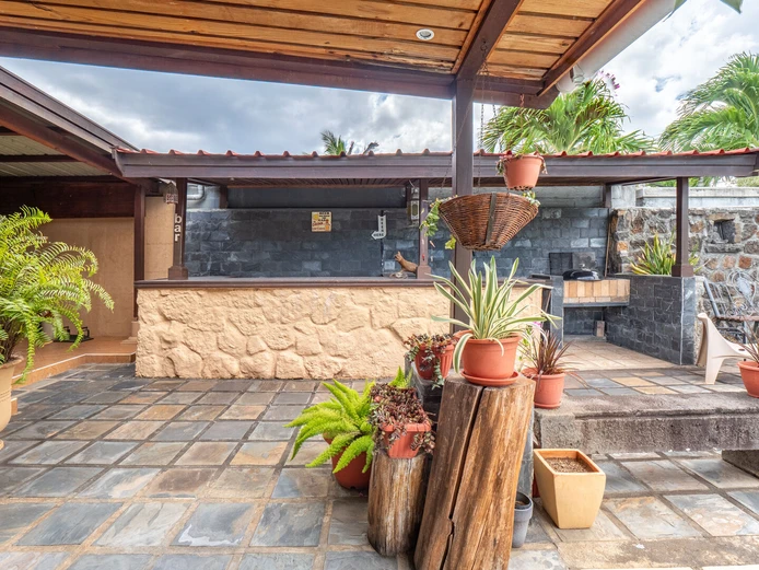 Maison familiale avec dépendance et piscine à vendre à Tamarin
