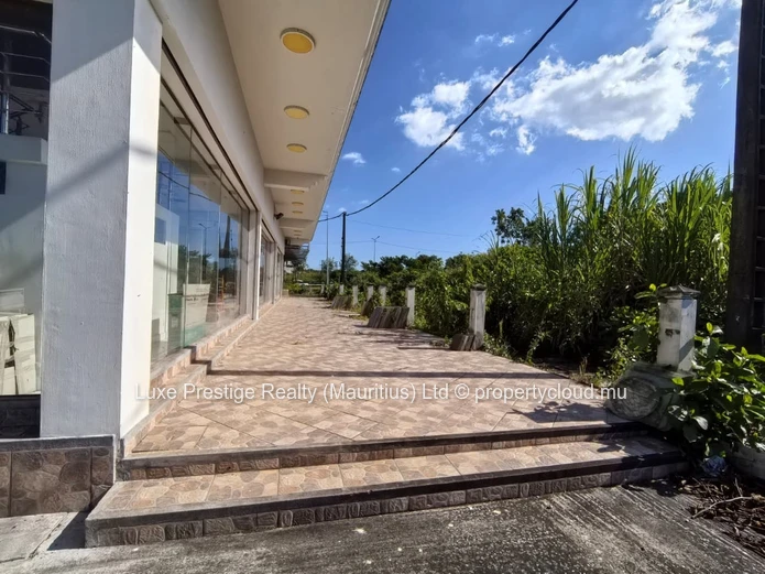 Immeuble Commercial de Premier Choix à Louer à Rose Belle | Visibilité Exceptionnelle depuis l’Autoroute | Idéal pour...