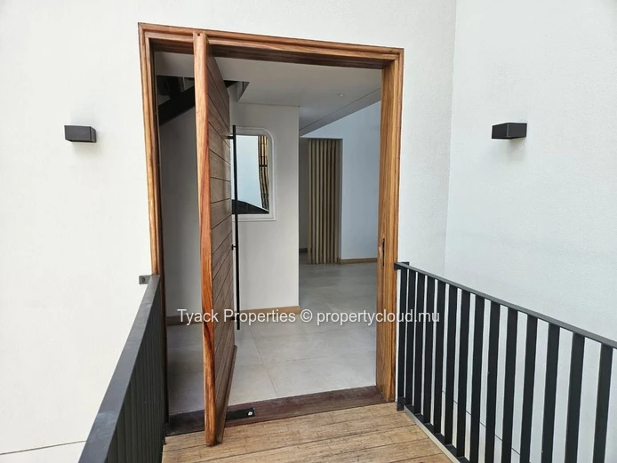 Appartement G+2 à Vendre à Pointe Aux Cannoniers – Rez-de-Chaussée Luxueux avec Accès Jardin