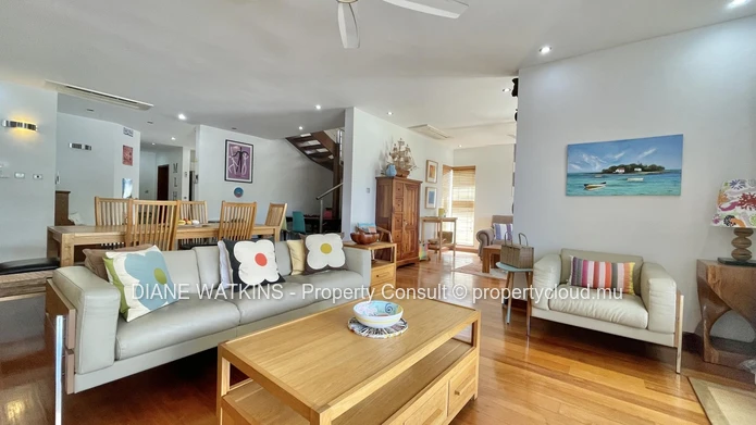 Penthouse en bord de mer à vendre à Rivière Noire | 3 chambres, vue sur la mer et terrasse spacieuse