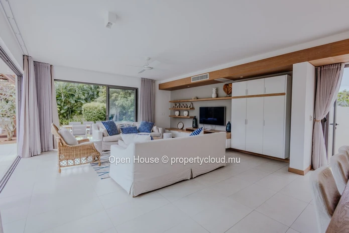VILLA IRS à vendre à Mont Choisy, 485m² habitables, terrain de 750m², 4 chambres, piscine privée, Golf, services LP i...