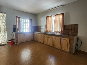 6 Bedroom House