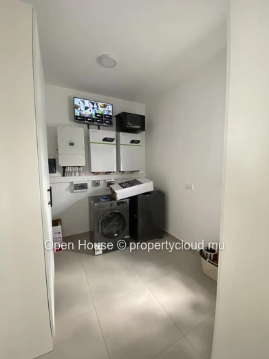 Furnished villa for rent in Péreybère, 162m², 3 en suite bedrooms, private pool, garden, solar panels, water tank, cl...