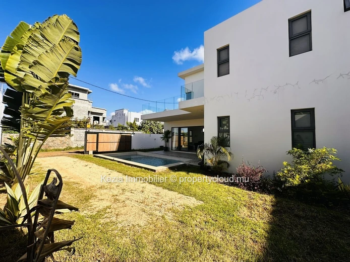 Contemporary Villa With Swimming Pool
