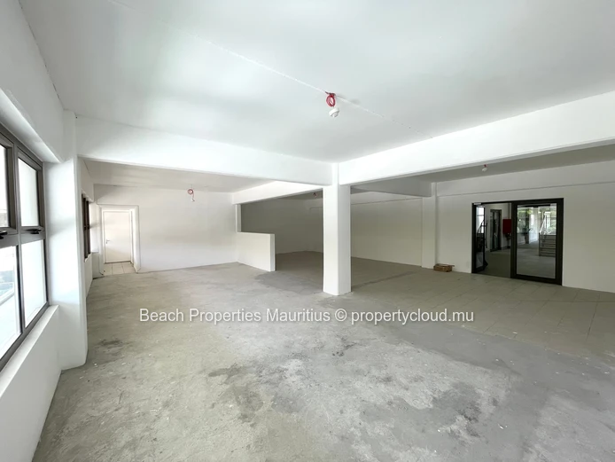 Unité de bureaux flexible dans un quartier commercial dynamique de la côte Ouest
