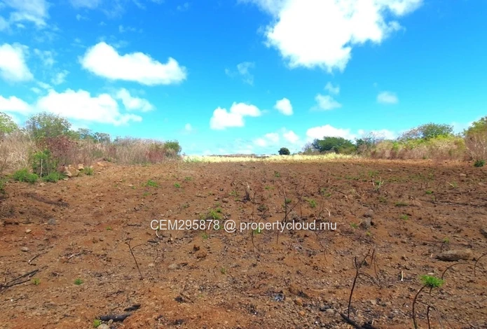 Terrain de 200 perches à vendre à Baie du Tombeau