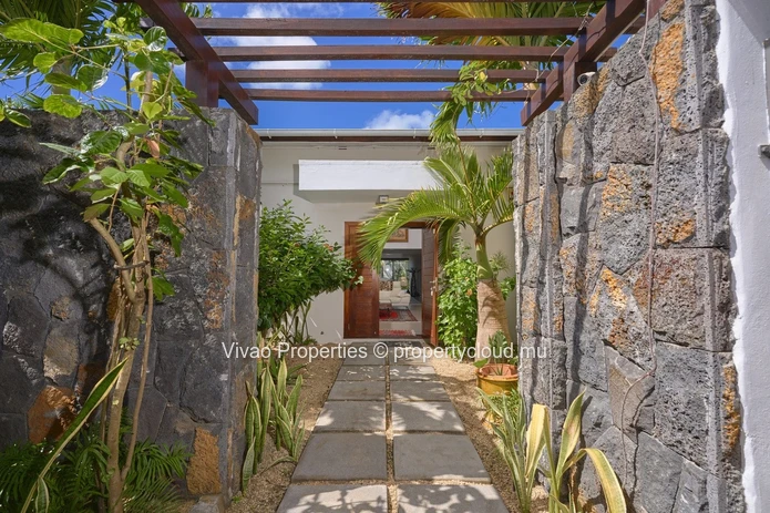 RES villa, accessible to non-Mauritians, for sale in Grand Baie, 362m² of living space, 1,185m² plot, 4 bedrooms, off...