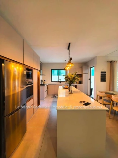 Villa moderne de 4 chambres en suite avec piscine privée- Morcellement sécurisé.