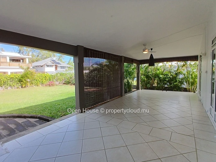 5-Bedroom Villa for Rent in Tamarin, 280m² Living Space, beach access