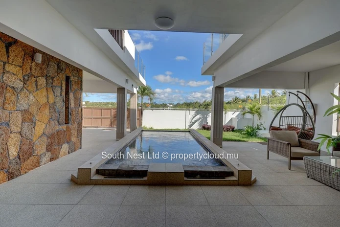 Beautiful villa of 4 bedrooms close to the beach