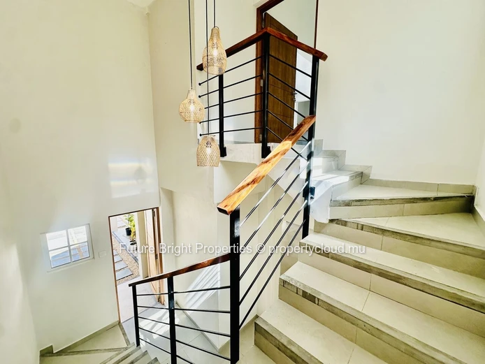 Maison Familiale Moderne Et Sécurisée À Vendre À Rose Hill – Idéale Pour Une Famille Élargie