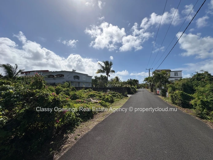 Pereybere 715 m² Plot — Near Golf, Bus Stop & Shops