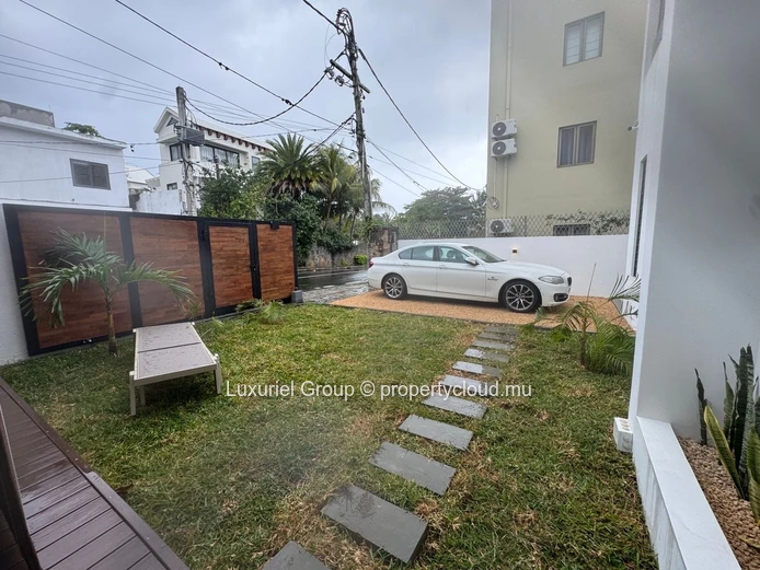 Villa contemporaine avec jacuzzi à Trou aux Biches