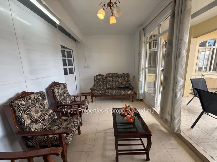 Appartement moderne meublé de 3 chambres au cœur de Flacq avec des espaces de vie spacieux - Rs 22,000 pm