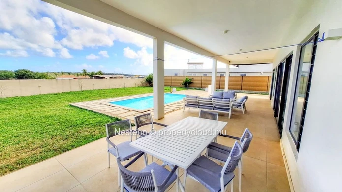 Villa familiale moderne de 4 chambres dans un beau jardin