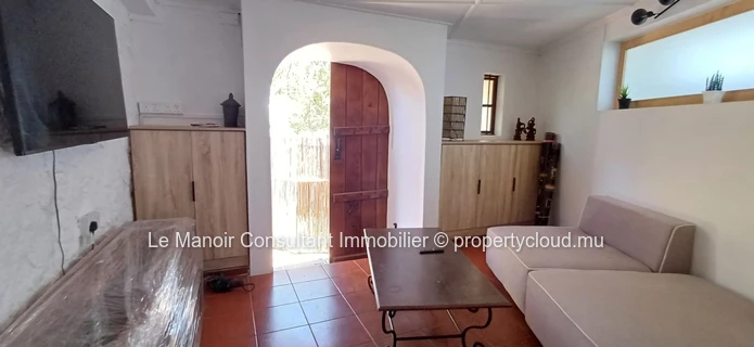 Ideal house for remote work with office, private pool, close to beach, shops and public transport.