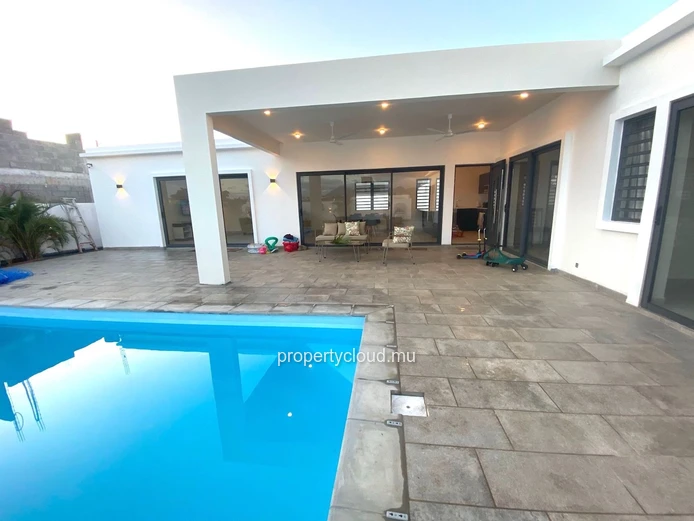 Albion à louer Belle est récente villa de plain-pied, trois chambres avec piscine située dans un quartier calme.