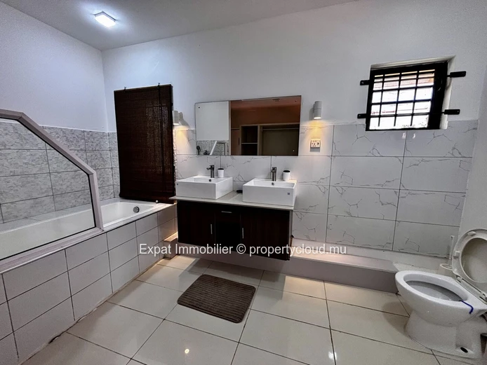 Stunning 6-Bedroom Villa With Private Pool & Secluded Garden – Bain Bœuf
