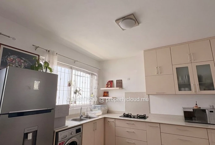 Maison Familiale à Deux Étages à Vendre – Beau Bassin Centre 
