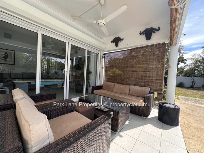 À vendre: Élégante maison familiale avec piscine sur grand terrain à Pereybere