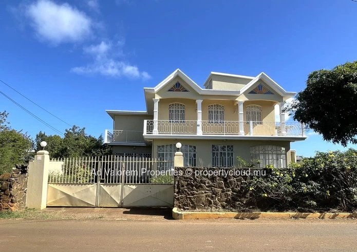 En Exclusivité – Maison familiale de 7 chambres à Pointe aux Piments (Mandat exclusif)