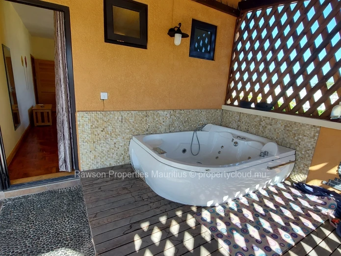 2 Bedroom Penthouse To Let in Flic En Flac