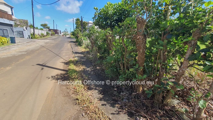Sunny 533 sqm Plot in Highlands - Quiet Street, Near Shops