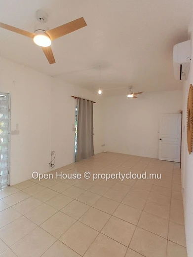 5-Bedroom Villa for Rent in Tamarin, 280m² Living Space, beach access