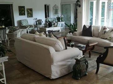 For sale a spacious luxury villa of 505 m2 with swimming pool and beautiful garden in Hillside, Mapou.
