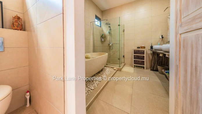 Élégante Villa de Style Balinais avec 3 Chambres, Piscine et Kiosque