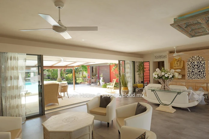 Villa PDS à vendre à Grand Baie, 378m², terrain 1 000m², piscine privée, bureau, options web, accessible aux étrangers.