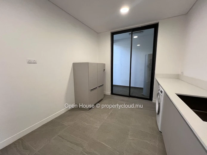 Townhouse PDS à vendre à Rivière Noire, Tamarin, 250m², terrain 500m², 4 chambres, piscine privée, vue mer, Rs 50M.