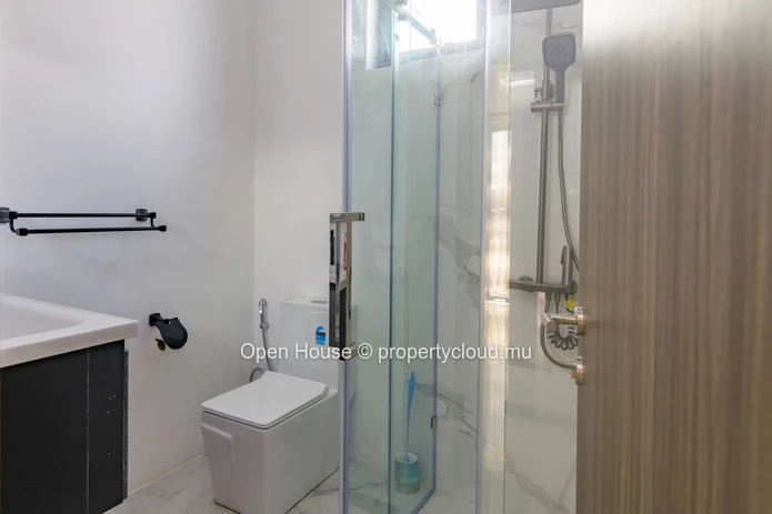 Villa mauricienne à vendre à Grand Baie, Mon Choisy, 128m², 3 chambres, piscine privée, meublée, climatisée, à Rs.