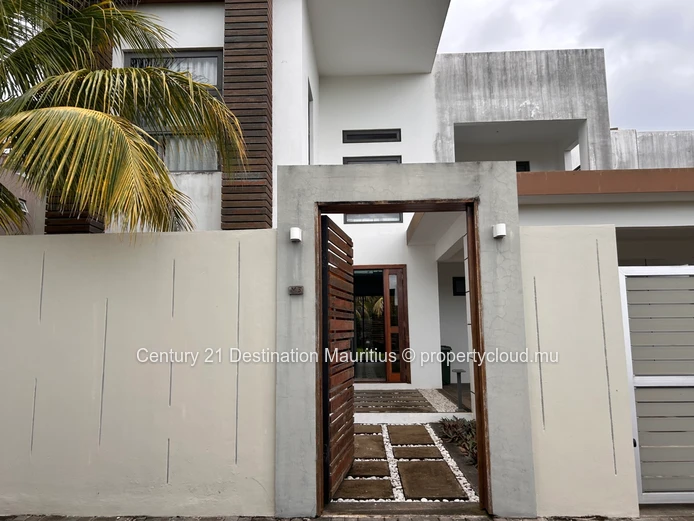 Villa  premium  de 4 chambres en duplex , avec piscine , jardin tropical et prestation de luxe  