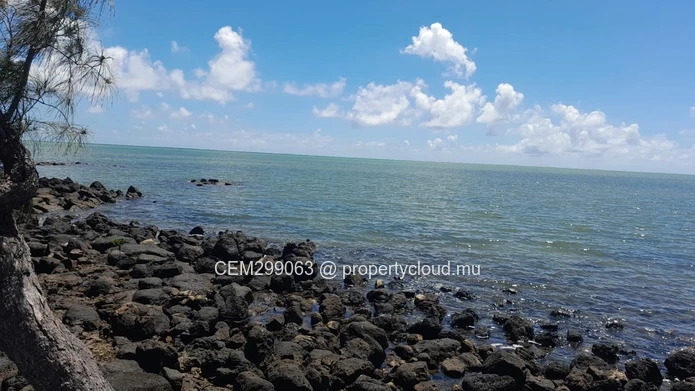 Terrain de 3.75 arpent en bord de mer à vendre à Panchavati - Île d'Ambre