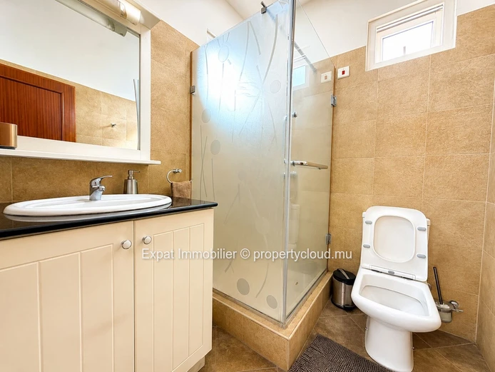 2-Bedroom Ensuite Duplex with Shared Pool – For Rent in Flic-en-Flac