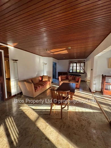 Villa 4 chambres à louer - Floreal, Curepipe | 110 000 roupies par mois | Terrain de 50 perches | 6 000 pieds carrés