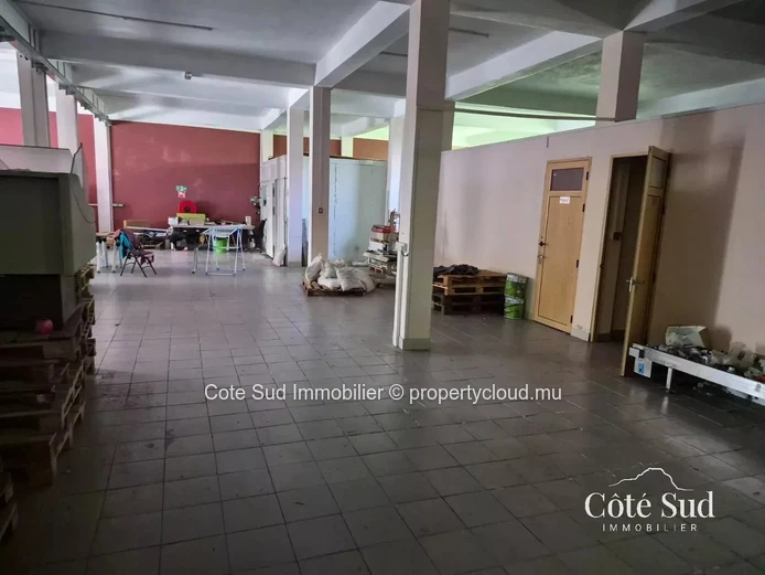 Spacious Retail Space with Internet in Trois Boutiques