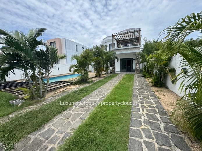 Superbe villa familiale avec piscine et jardin au cœur de Péreybère