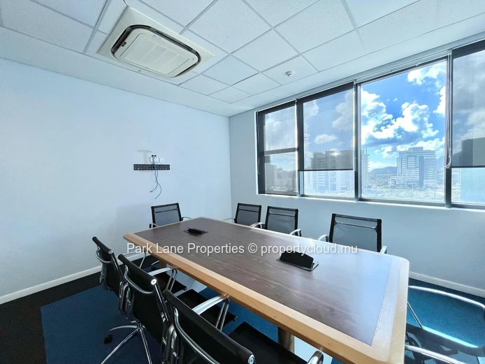 Bureau meublé de 998 m² prêt à être occupé à Ebene