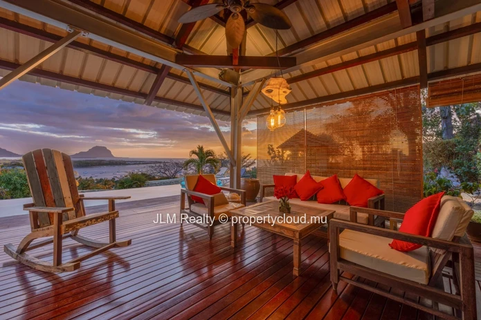Villa d’exception avec vue panoramique sur le lagon et Le Morne à vendre à Rivière Noire, Ile Maurice