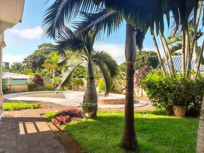 Quatre Bornes à vendre confortable appartement meublé de 3 chambres dans résidence sécurisée avec piscine et salle de...