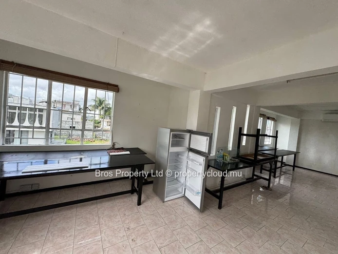 Commercial space for rent - 186 m2 | Rs 25,000/month | St Jean, Quatre Bornes (1 min walk to Metro & Bus stop)