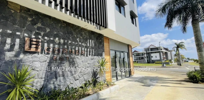 Office for Rent in Moka, offering a mountain view. Located close to the hospital and shops. Building with elevator an...